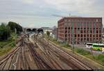 Blick auf die Gleisanlagen von Kiel Hbf. Rechts daneben befindet sich die BARMER Krankenkasse Kiel.
Aufgenommen von der Gablenzbrücke.
[2.8.2019 | 15:56 Uhr]