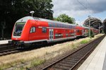 In umgekehrter Wagenreihung verlässt ein RE70 (RE21023) nach Hamburg Hauptbahnhof am Nachmittag des 4.7.2016 den Kieler Hauptbahnhof. Schublok für diese Leistung war die Kieler 112 147.