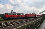 Das gibt es auch... Um Rangierfahrten und leere Überführungsfahrten in und nach Lübeck Hauptbahnhof zu sparen, wird 143 163-4 mit dem RE83 (RE21629) vom Kieler BW nach Lübeck Hauptbahnhof samt eines 5 Wagen Dostoparks überführt. Ab Lübeck steht dann der Einsatz auf der RB81 zwischen Bad Oldesloe und Hamburg auf dem Plan. 218 329-1 ist an diesem Tag für die Leistung nach Lübeck eingeteilt und wird den Zug bis dort schieben. Interessant finde ich das Zusammenspiel zwischen einer schiebenden Diesellok und einer davor eingereihten abgebügelten E-Lok. Kiel Hauptbahnhof, 21.7.2016