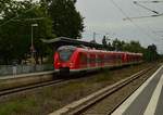 In Kleinenbroich fährt gerade bei sehr launischem Wetter der 1440 827-2 als S8 nach Mönchengladbach ein.