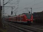 Auf diesem Bild sind zwei S8 zu sehen, die Hintere fährt gen Hagen Hbf und die Vordere S8 ist gen Mönchengladbach unterwegs. Geführt wird der Zug vom 1440 824-9, als er Kleinenbroich am Samstagmorgen den 7.1.2017 verlässt.