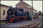 Lok 7 der Mansfelder Bergwerksbahn steht hier am 22.6.1991 mit ihrem kurzen Museumszug im schmalspurigen Bahnhof Bereich von Klostermansfeld.