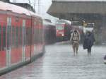 Bahnsteigsituation in Koblenz am 20.7.08, als urpltzlich starker Regen einstetzte und die Fahrgste, die nach Kln und Mnchengladbach wollten, dazu veranlasste, ber den unberdachten Bahnsteig zum