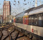 Seit dem Fahrplanwechsel im Dezember 2016 ist im EC 8/9 ein Panoramwagen eingereiht. Hier zu sehen im EC 9 (Hamburg Altona - Zürich HB)

Köln Hbf, 06. Januar 2017