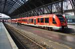 620 044-7 und 620 524-8 warten am 3.7.2017 als RE22 (RE11308)  Eifel-Express  von Gerolstein nach Köln Messe/Deutz im Kölner Hauptbahnhof auf Abfahrt.