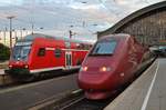 RE9 (RE10932)  Rhein-Sieg-Express  von Siegen nach Köln Hauptbahnhof mit 111 116 trifft am 3.7.2017 im Kölner Hauptbahnhof auf 43 449-2 als THA9473 von Paris Nord nach Dortmund Hauptbahnhof.