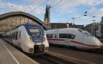 9442 851-3 trifft am Abend des 3.7.2017 als RB48 (RB32487)  Rhein-Wupper-Bahn  von Wuppertal-Oberbarmen im Kölner Hauptbahnhof auf 407 013-2 und 407 015-7 als ICE514 von München Hauptbahnhof