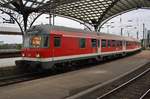 RE8 (RE10838)  Rhein-Erft-Express  von Köln Messe/Deutz nach Kaldenkirchen erreicht am 16.8.2017 den Kölner Hauptbahnhof. Schublok war 111 126.