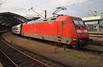 101 027-1 drückt am 16.8.2017 den IC2213 von Ostseebad Binz nach Stuttgart Hauptbahnhof in den Kölner Hauptbahnhof.