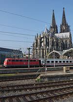 DB: Köln Hauptbahnhof.
Impressionen vom 26. September 2017.
Mit etwas Geduld konnten auch noch ältere Fahrzeuge im Plandienst beobachtet und natürlich verewigt werden.
 SCHNAPPSCHUSS  der Baureihe 115 (ehemals Baureihe 110) mit Baujahr 1974 vor der Kulisse des Doms, dem Wahrzeichen von Köln.
Foto: Walter Ruetsch