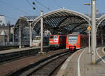 DB: Köln Hauptbahnhof.
Impressionen vom 26. September 2017.
Mit etwas Geduld konnten auch noch ältere Fahrzeuge im Plandienst beobachtet und natürlich verewigt werden.
Baureihe 111 mit Baujahr 1974.
Foto: Walter Ruetsch