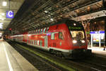 Abendliche Aufnahme des  NRW-Express  RE 1 im Kölner Hauptbahnhof.