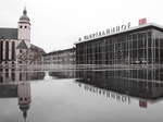 Köln im Regen.
Da sich die meisten Leute unter schützenden Dächern vorm Regen versteckten hatte ich an diesem regnerischen Tag mal die Gelegenheit den Kölner Hauptbahnhof ohne Personen im Bild zu fotografieren.

Köln Hbf, 28. März 2018 