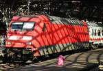 Licht und Schatten: 101 095-8 am 18.08.2018 im Kölner Hauptbahnhof