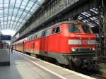 218 151-9 steht mit ihrem RE 12 aus Trier in Köln Hbf auf Gleis 1 und wartet auf ihre Abfahrt nach Köln Messe/Deutz, die zu jeder Zeit erfolgen kann.