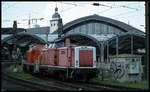 212266 mit 294393 am Haken fährt hier am 9.5.2001 durch den HBF Köln in Richtung Deutz.