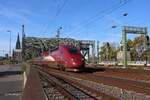 Auf der knapp 400m langen und über 100 Jahre alten Hohenzollernbrücke in Köln mit dem markanten Kölner Dom im Hintergrund fährt am 19.10.2022 der TGV Thalys 4304 nach seiner Ankunft in Köln Hbf nach Köln Deuzerfeld ins dortige Bahnbetriebswerk.

Bitte dieses Bild ablehnen und in die Diskussion bezüglichdem Copyright.