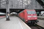 Hier schiebt 101 044 am 21.12.13 ihren IC in den Kölner Hbf.