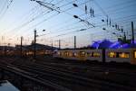 Am Abend des 13.03.2014 fährt ein Siemens Desiro ML (BR 460) soeben in den Kölner Hauptbahnhof ein.