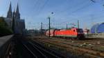 Ungewöhnlicher Einsatz: BR 120 hinter dem Rhein-Sieg-Express nach Aachen. Im Hintergrund ist der Dom zu sehen, leider mit einem Mast davor.
Köln Hbf am 31. Oktober 2015.