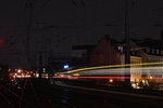 Schwungvoll ziehen sich die Lichtschweife einer S-Bahn zwischen Hansaring und Köln Hbf.
