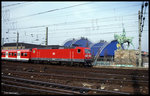 143954 fährt am 21.2.1998 um 12.32 Uhr mit einer S-Bahn Garnitur aus dem HBF Köln in Richtung Deutz aus.