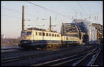 110134 verlässt hier am 30.11.1989 mit einem D Zug die Hohenzollernbrücke in Köln und fährt um 15.03 Uhr in den HBF Köln ein.