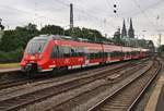 442 762-1 und 442 260-6 fahren am 2.7.2017 als RE9 (RE10920)  Rhein-Sieg-Express  von Siegen nach Aachen Hauptbahnhof aus Köln Messe/Deutz aus.