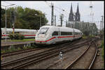 Vor der Kulisse des Kölner Dom im Hintergrund fährt hier eine ICE 4 Garnitur am 20.9.2021 um 12.27 Uhr von Köln Deutz in Richtung Köln HBF bzw. Hohenzollernbrücke.