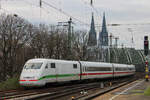 DB Fernverkehr 401 085 auf der Fahrt nach Hamburg, 26. Dezember 2021, Köln Messe/Deutz