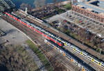 Viel Verkehr im besten Sonnenlicht: DB und National Express unterwegs zwischen dem Bahnhof Köln Messe/Deutz und der Hohenzollernbrücke. Das Foto wurde von der Aussichtsplattform 'KölnTriangle' aufgenommen. 2.3.2023