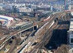 ICE, DB und National Express unterwegs beim Bahnhof Köln Messe/Deutz.