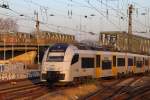 Bahnhof Köln-Deutz am Abend des 13.03.2014. Soeben fährt ein Triebzug BR 460 (Siemens Desiro ML) der Mittel-Rhein-Bahn ein.