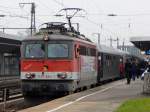 Mit ca. 40 min. Verspätung kam Sdz 81994 mit Zuglok 1042 654-1 Spitzname Helene von Villingen in Köln Deutz an. Der Sonderzug ist ein Fanzug der Villinger Wild Wings. 

Köln Deutz 30.11.2014