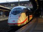 Im letzten Abendlicht steht TZ 704 als ICE 917 (Dortmund Hbf - Stuttgart Hbf) im Bahnhof Köln Messe/Deutz. Die untere Ebene dieses Bahnhofs wird von den ICEs genutzt, die nicht im Hauptbahnhof halten, um die Strecke über die Hohenzollernbrücke zu entlasten. (19.02.2016)