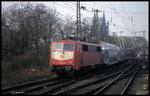 Vor der Kulisse des Kölner Dom und der Hohenzollernbrücke fährt hier 111112 mit dem SE nach Bielefeld am 21.2.1998 in Köln - Deutz ein.