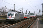 Heerscharen von Eisenbahnfotografen pilgerten an diesem Tag zu den Bahnhöfen im Rheinland
um den  Porsche-Taurus  vor einem nachmittäglichen InterCity abzulichten.
182 004 wurde an diesem 1. März 2009 im Bahnhof Köln Messe/Deutz fotografiert.