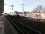 Gerade kommt Lok E 186 214 mit Kesselwagendurch den Bahnhof Köln Ehrenfeld gefahren.