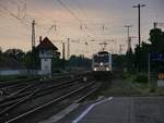 Am 28.07.2018 erreichte 146 566 abends den Bahnhof Köthen. Langsam schlängelte sie sich mit IC 2433 über das Gleisvorfeld, bevor sie mit einer halben Stunde Verspätung am Bahnsteig zum Stehen kam.
