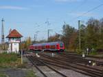 Am 02.11.2018 verließ der RE30 wie so oft den Bahnhof Köthen in Richtung Magdeburg.
Noch bis zur (Fast-)Vollsperrung im jahr 2019 präsentiert sich das Gleisvorfeld in diesem Zustand.