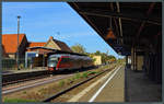 Köthen vor dem großen Umbau (II): Am 06.10.2018 präsentiert sich der Bahnhof als einmaliges historisches Ensemble mit hölzernem Bahnsteigmobiliar, Aufsichtshäuschen,