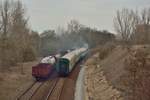 Nachschuss auf die 106 756-0 mit dem Fotogüterzug 56558 nach Aken und 112 565-7 mit dem 74327 nach Dessau als Parallelfahrt in Köthen.