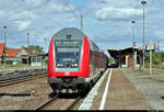 DABpbzfa 767.2 mit Schublok 146 024-5 verlässt den Bahnhof Köthen auf Gleis 4.