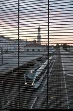 Hinter Gittern...
Abendliches Experiment mit Gitter auf der Fußgängerbrücke von der Bodanstraße zur Hafenstraße am Bahnhof Konstanz mit einem Stadler GTW der Thurbo AG als S 14 nach Siegershausen (CH) auf Gleis 1b.
Vielleicht erinnert sich noch jemand an das im Juli diskutierte Bild mit dem ICE-T hinter einem Gitter. Hier habe ich dies auf andere Art erneut ausprobiert.
[8.7.2018 | 21:16 Uhr]