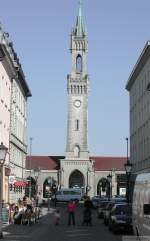 Der Bahnhofsturm in Konstanz. Zur Zeit ganz verhllt. Weil man den nie wirklich ganz aufs Foto bekommt, gibt es kaum vernnftige Aufnahmen davon. Das hier war eigenlich nur ein wenig mit meiner damals recht neuen Digicam rumexperimentiert (leider oben abgeschnitten), aber zeigt das elegante Tor zur Welt am 19. April 2004 noch ganz ohne das penetrante Gerst. Gedacht als Anregung zu weiteren  historischen  Bildern aus Konstanz... ;-)