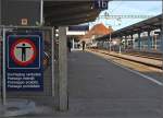 Eine altbekannte international vielgestaltige Tafel grenzt den Schweizer Teil des Bahnsteig 1 im Bahnhof Konstanz vom deutschen Teil ab.