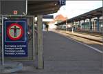 Eine altbekannte international vielgestaltige Tafel grenzt den Schweizer Teil des Bahnsteig 1 im Bahnhof Konstanz vom deutschen Teil ab.