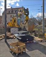 Ein gekonnter Griff. Renovierung von Gleis 3 in Konstanz vor historischer Kulisse. April 2013. 