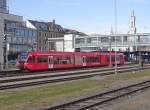 berraschender Farbtupfer im Bahnhof von Konstanz - anstatt der gewohnten weien GTW fhrt am 09.11.2013 der rote RABe 526 779-4 als R 25853 von Konstanz nach Kreuzlingen.