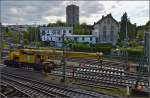 Renovation von Deutschlands letztem Kilometer. Der Gleiskran bringt ein Stück der neuen Grenzgänger-Weiche bei seltsamster Beleuchtung durch die Wetterkapriolen. Mai 2014.